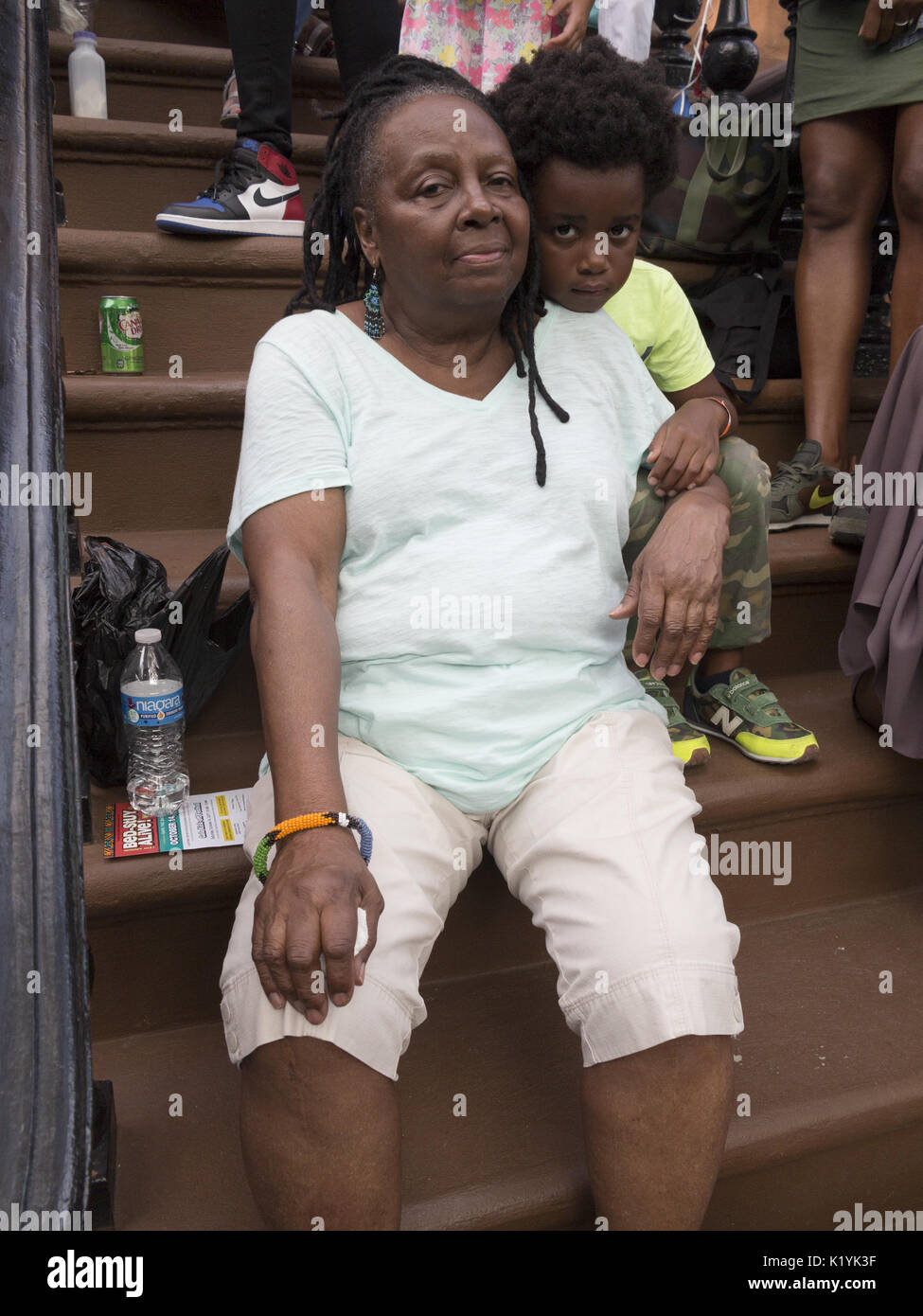 Grand-mère et son petit-fils à la 9e Spike Lee Brooklyn aime Michael Jackson et elle a obtenu de l'avoir dans le bloc Pary Bedford Stuyvesant section o Banque D'Images
