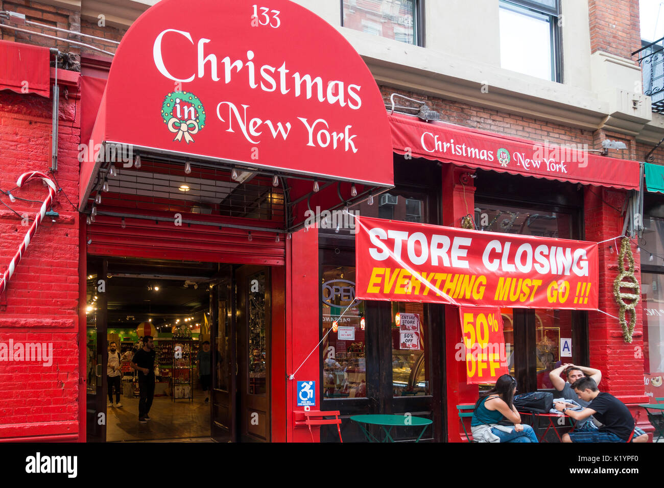 Un an autour de stocker dans la Petite Italie de New York City la vente d'articles de Noël Banque D'Images
