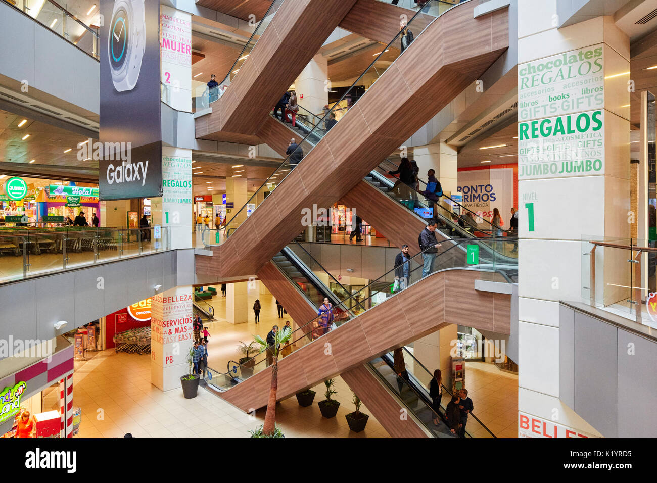L'intérieur du centre commercial Gran Torre Costanera Tower, La ...