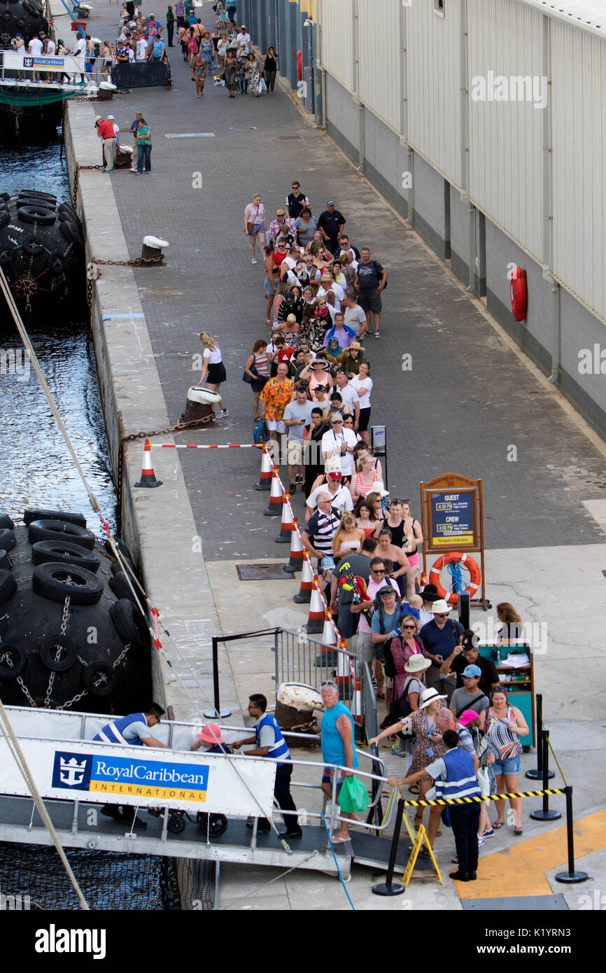 Longue file d'attente de passagers embarqués sur un navire de croisière Royal Caribbean Banque D'Images