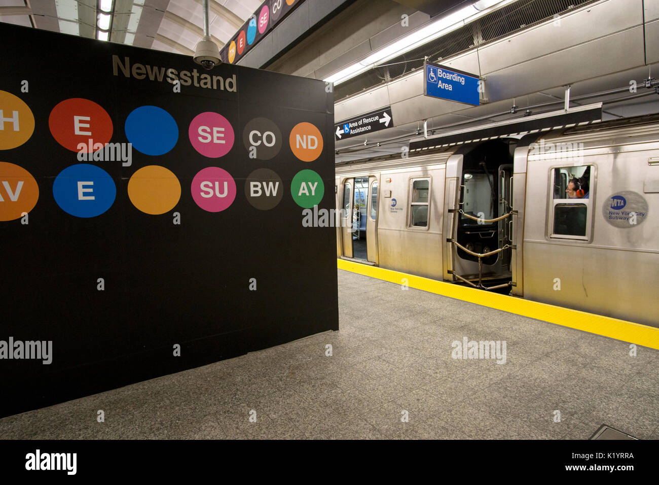 Q'un train à la station de métro 86th Street sur la nouvelle ligne sur la 2e avenue, l'Upper East Side de Manhattan, New York City Banque D'Images
