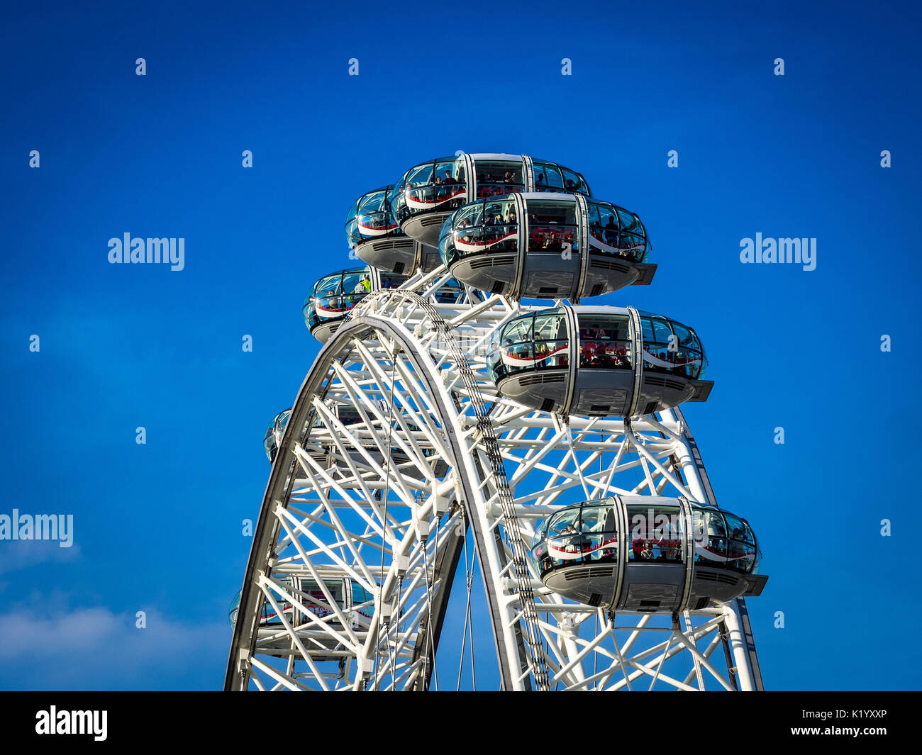 Les capsules du London Eye ou gousses against a blue sky Banque D'Images