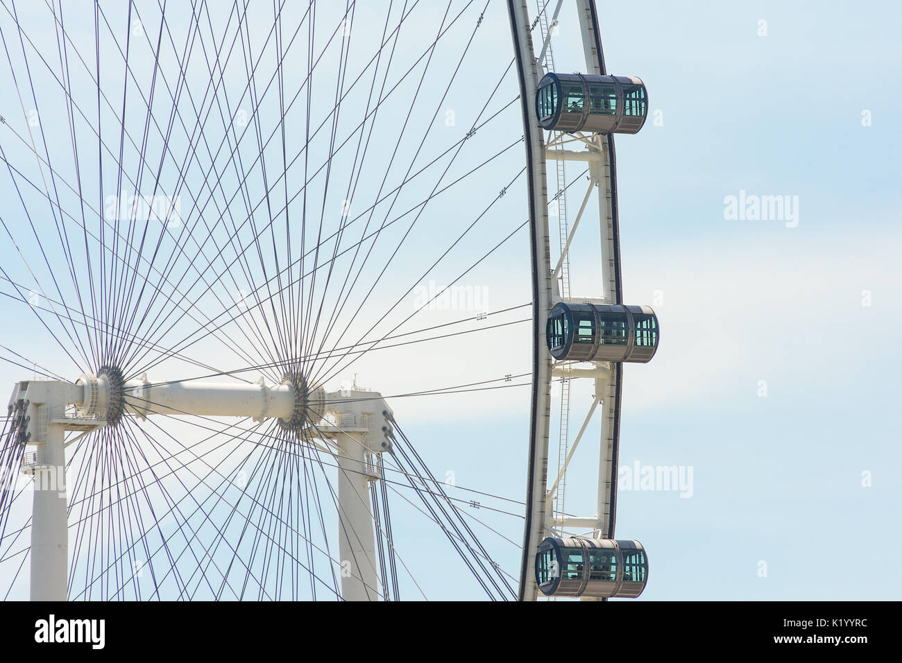 Gros plan d'une section de la Singapore Flyer et 3 de ses capsules pod, Singapour, République de Singapour. Banque D'Images