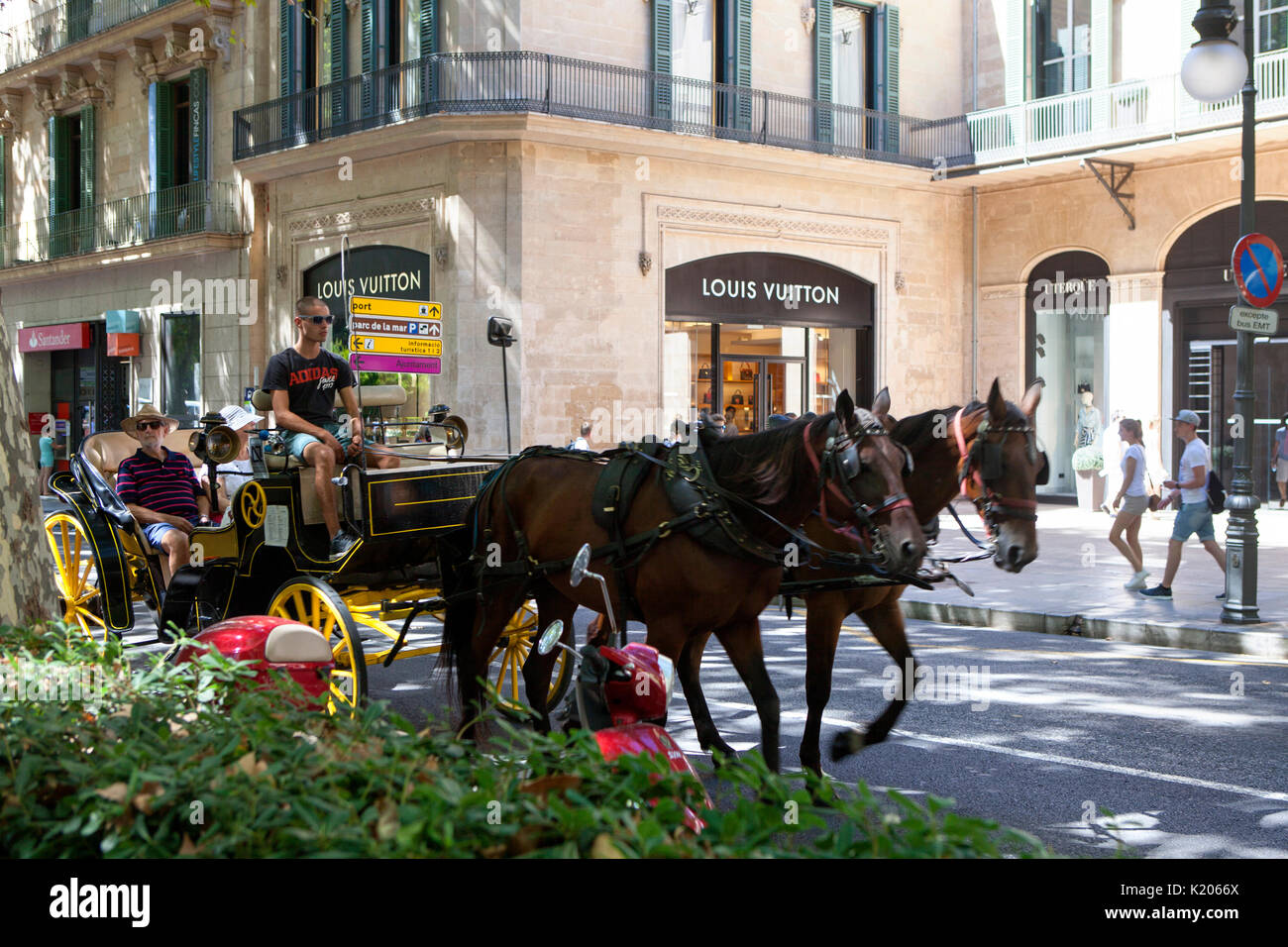Louis Vuitton store à Palma de Mallorca resort ville capitale de l'île espagnole de Majorque (Mallorca), dans l'ouest de la Méditerranée Espagne Banque D'Images