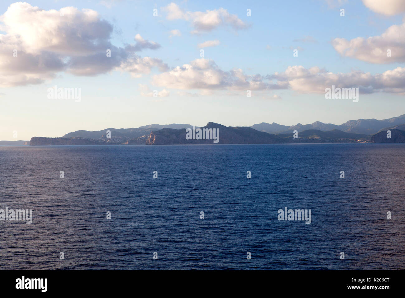 Vue sur Palma de Mallorca resort ville capitale de l'île espagnole de Majorque (Mallorca), dans l'ouest de la Méditerranée d'un navire de croisière Banque D'Images