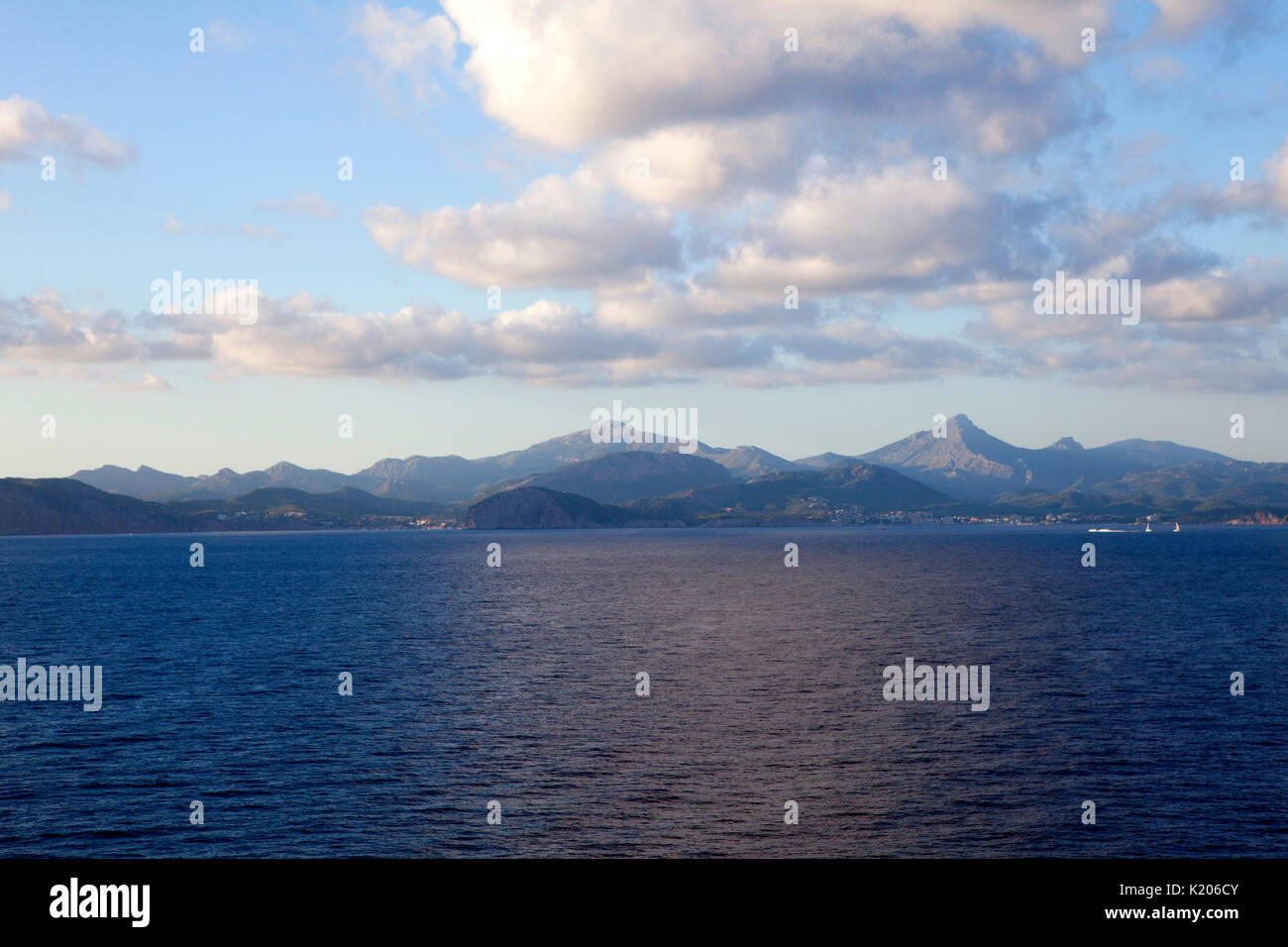 Vue sur Palma de Mallorca resort ville capitale de l'île espagnole de Majorque (Mallorca), dans l'ouest de la Méditerranée d'un navire de croisière Banque D'Images