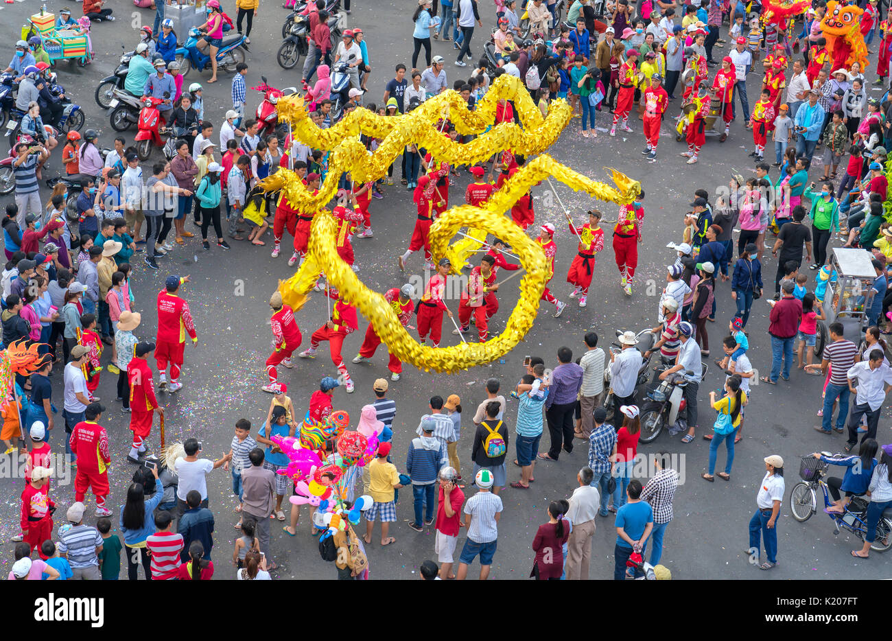 Festival de danse du dragon sur la rue avec dragon arts martiaux de liquidation Les praticiens de la Chinese Lantern Festival à Binh Duong, Vietnam Banque D'Images