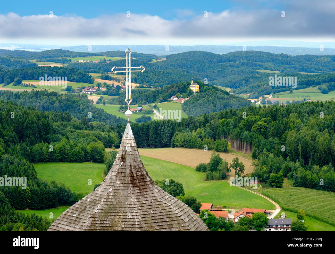 Clocher d'église de la chapelle du château et église de Marienstein, vue du château de Falkenstein, forêt de Bavière, Haut-Palatinat Banque D'Images