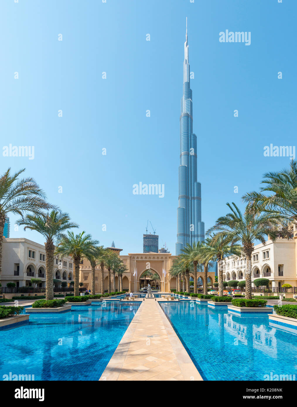 Palace Hôtel de centre-ville, des palmiers et des fontaines, à l'arrière le Burj Khalifa, Dubaï, l'Émirat de Dubaï, Emirats Arabes Unis Banque D'Images