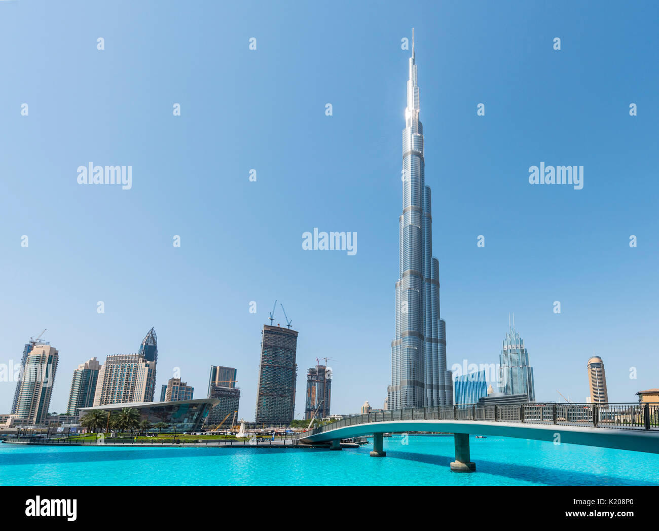 Burj Khalifa lake et le pont, Dubai, Dubaï, Émirats Arabes Unis Banque D'Images