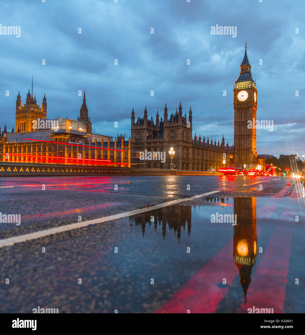 Le pont de Westminster, le Palais de Westminster, le Parlement avec réflexion, Big Ben, tout en légèreté, City of Westminster Banque D'Images