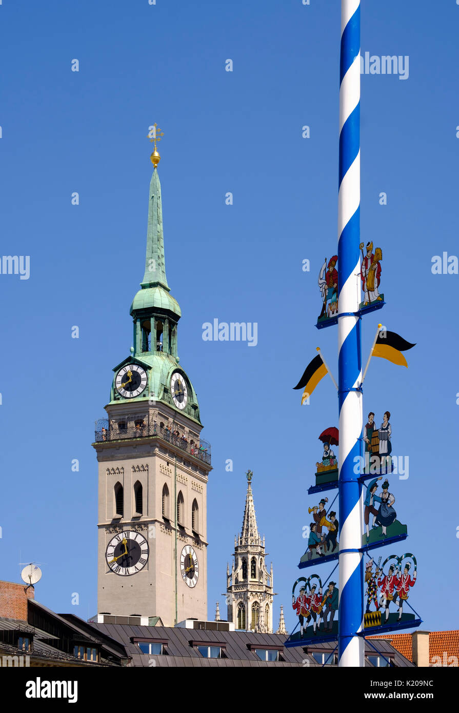 Clocher de l'église Alter Peter, église Saint Pierre, hôtel de ville et au Maypole Viktualienmarkt, vieille ville, Munich, Haute-Bavière Banque D'Images