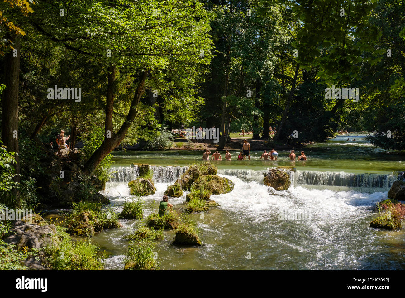 Eisbach et Schwabingerbach, jardin anglais, Munich, Haute-Bavière, Bavière, Allemagne Banque D'Images