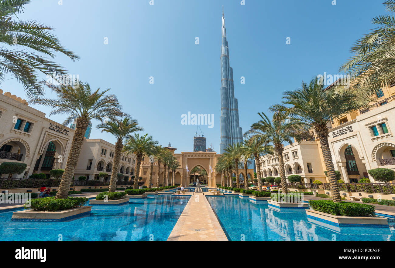 Palace Hôtel de centre-ville, des palmiers et des fontaines, à l'arrière le Burj Khalifa, Dubaï, l'Émirat de Dubaï, Emirats Arabes Unis Banque D'Images