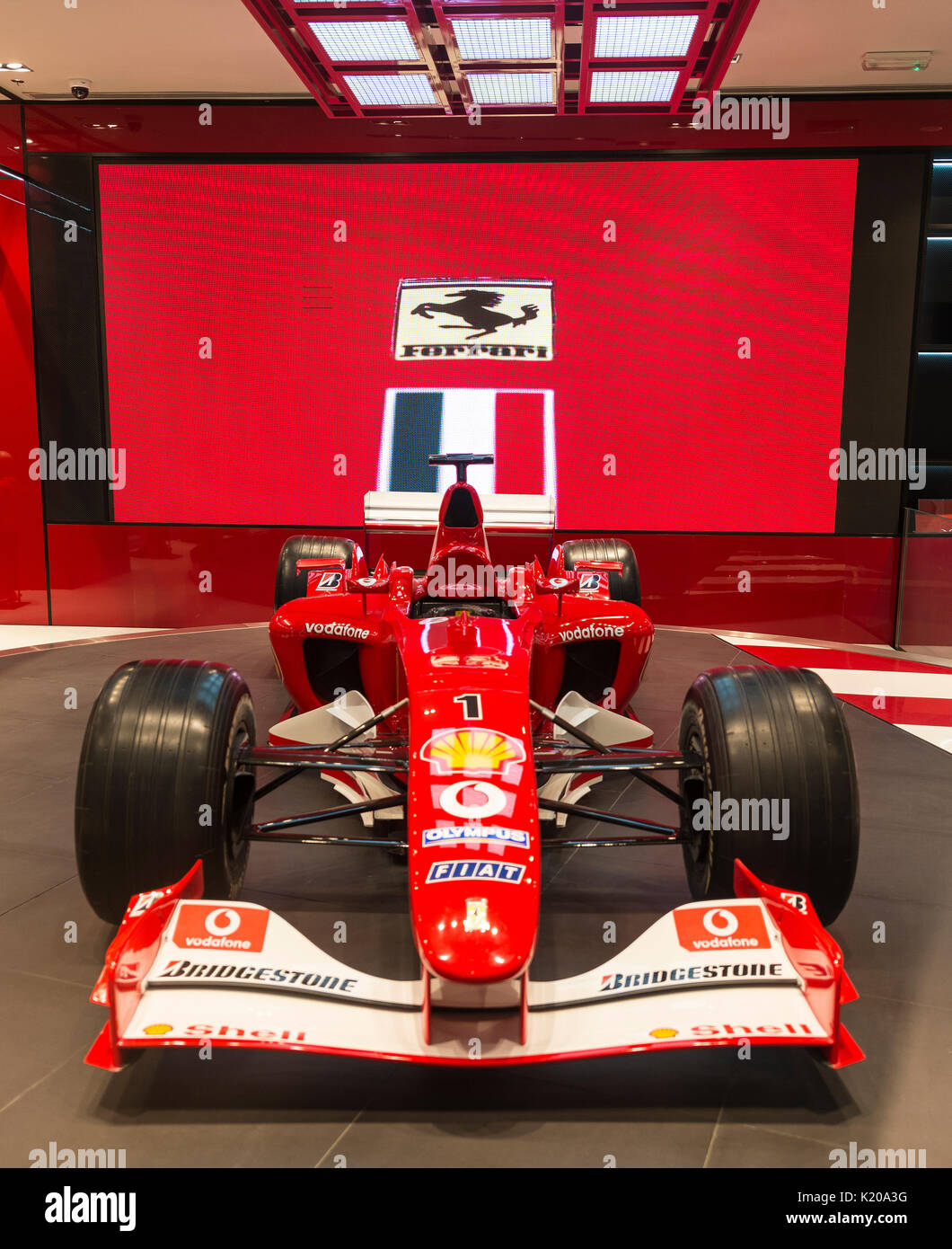 Voiture de course Ferrari, exposées dans le Dubai Mall, centre commercial, Dubaï, Émirats Arabes Unis Banque D'Images