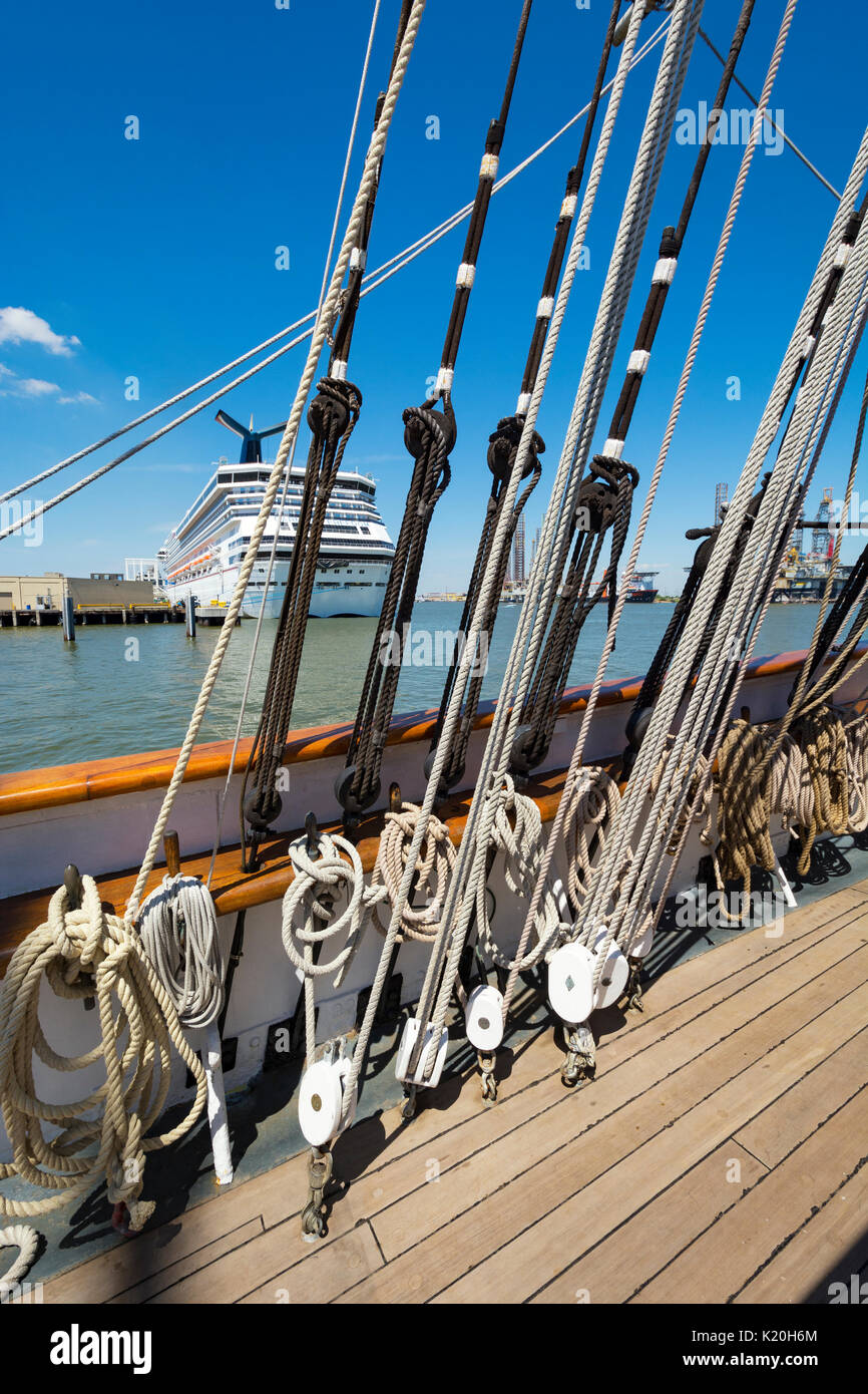 Texas, Galveston, Texas Seaport Museum, 1877 Tall Ship ELISSA, vue vers le port de navires de croisière Banque D'Images
