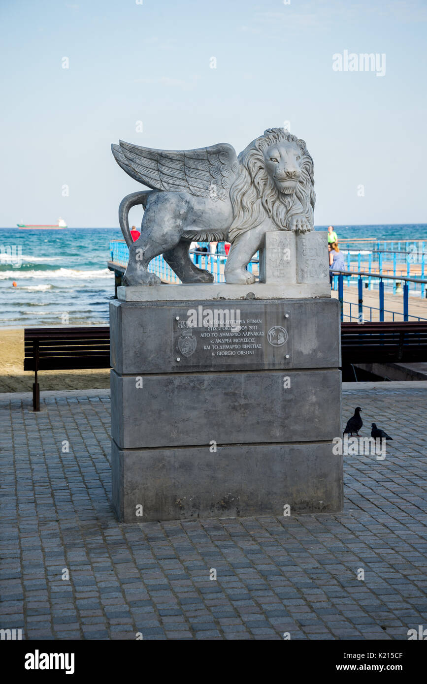 Statue de lion ailé à la plage de Larnaca, Chypre esplanade Banque D'Images