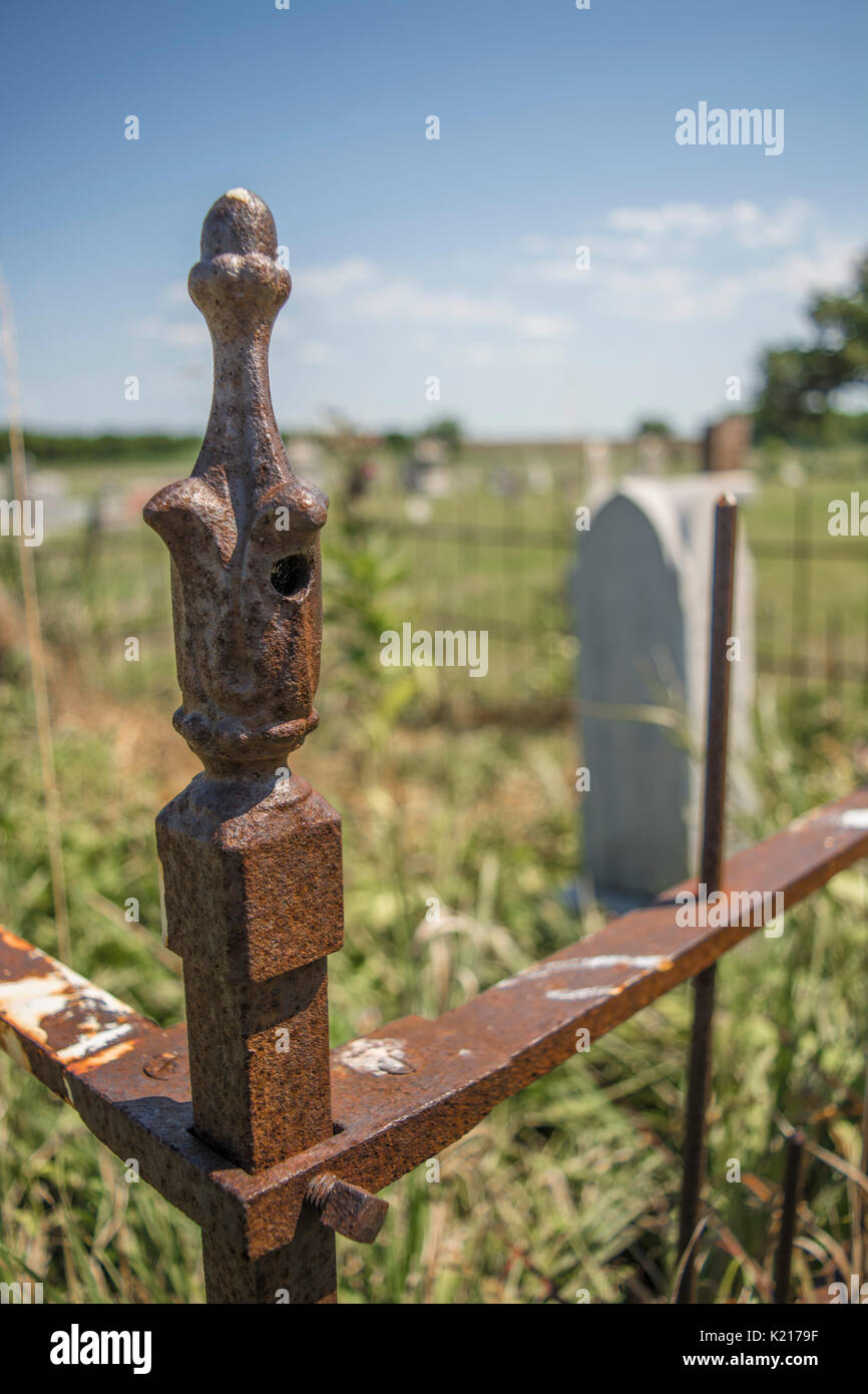 Poteau de clôture rouillée de cimetière Banque D'Images