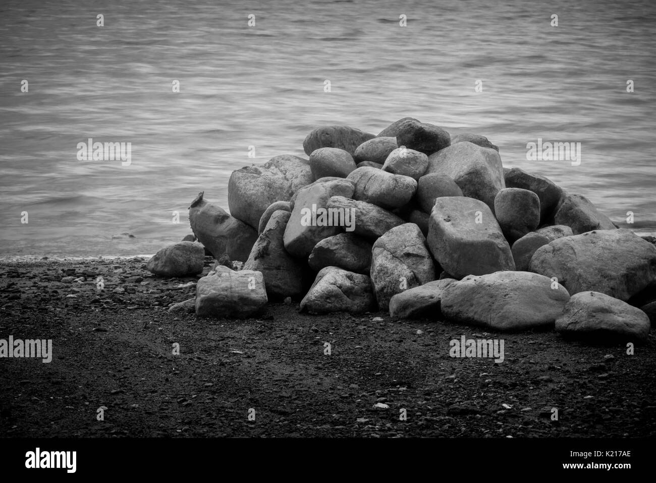 Le noir et blanc Rock Pile sur la rive Banque D'Images