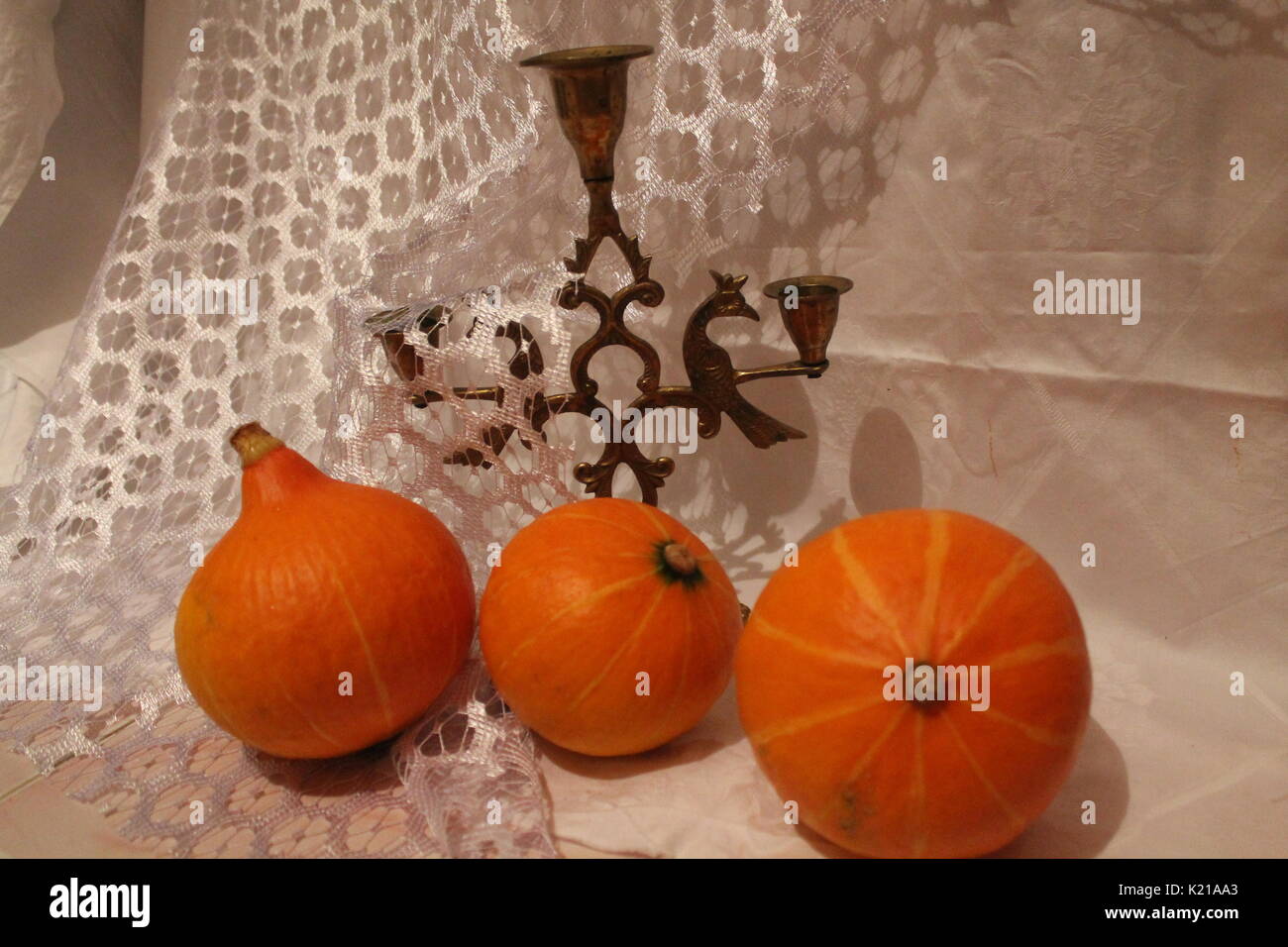 Peu de couleur orange vif sur les citrouilles sucrées automne feuillage sec se préparent à faire de lanterne sur Halloween party Banque D'Images