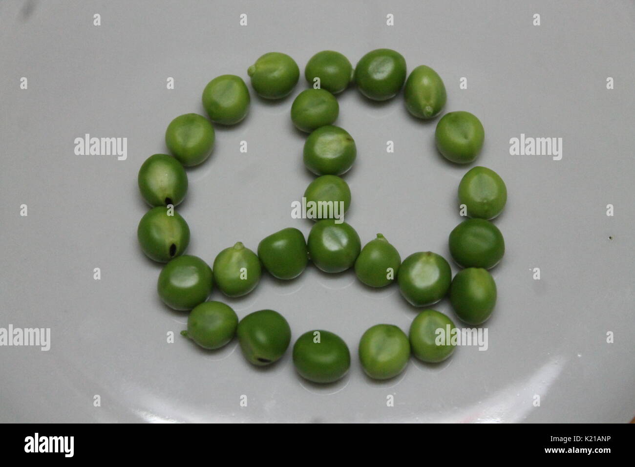 Les jeunes verts pois doux couleur réside dans symbole de paix se préparer pour la cuisson Banque D'Images