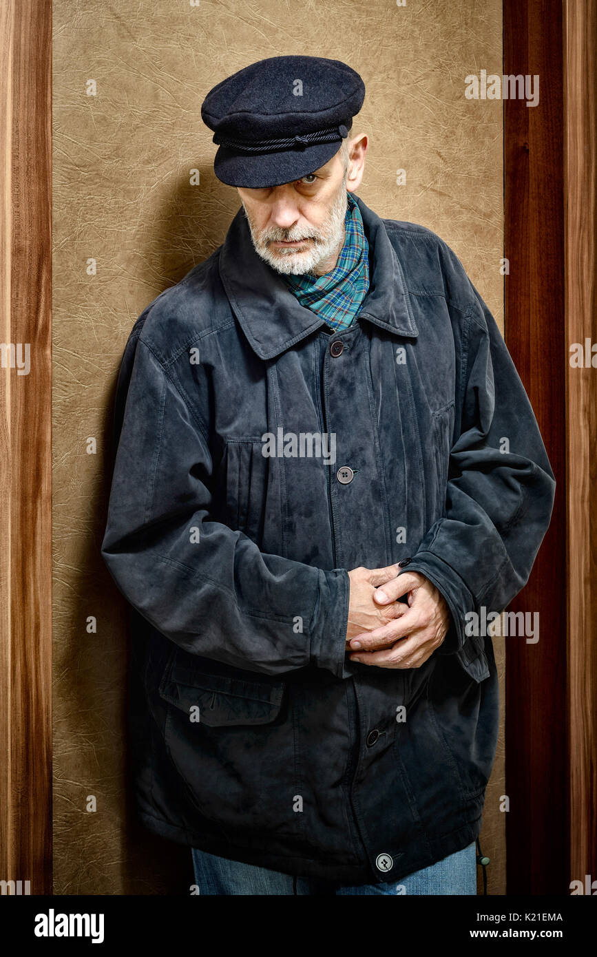 Portrait d'un homme mûr avec une barbe blanche et un chapeau sur la tête. Il pourrait être un marin, un travailleur, un docker, ou même d'un bandit ou d'un voyou. Il a un pe Banque D'Images