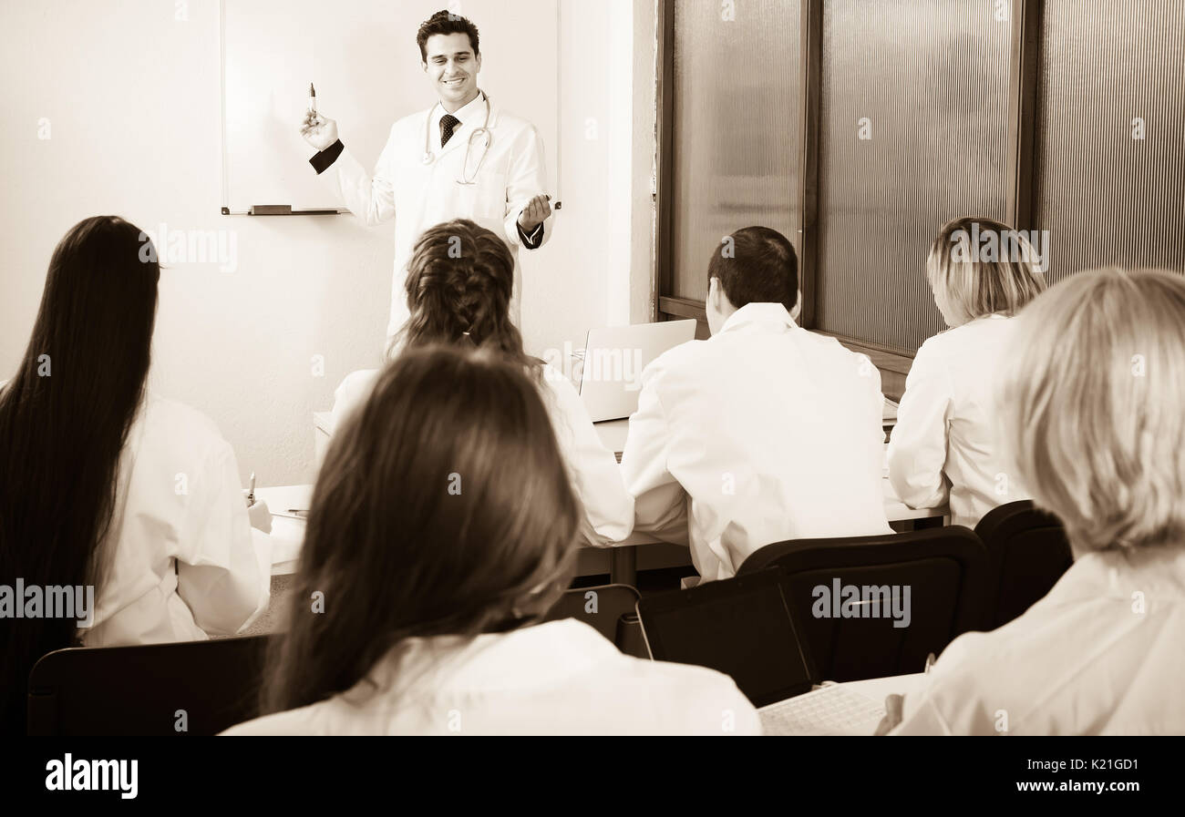 Groupe de professionnels en uniforme blanc à des cours de formation avancée Banque D'Images