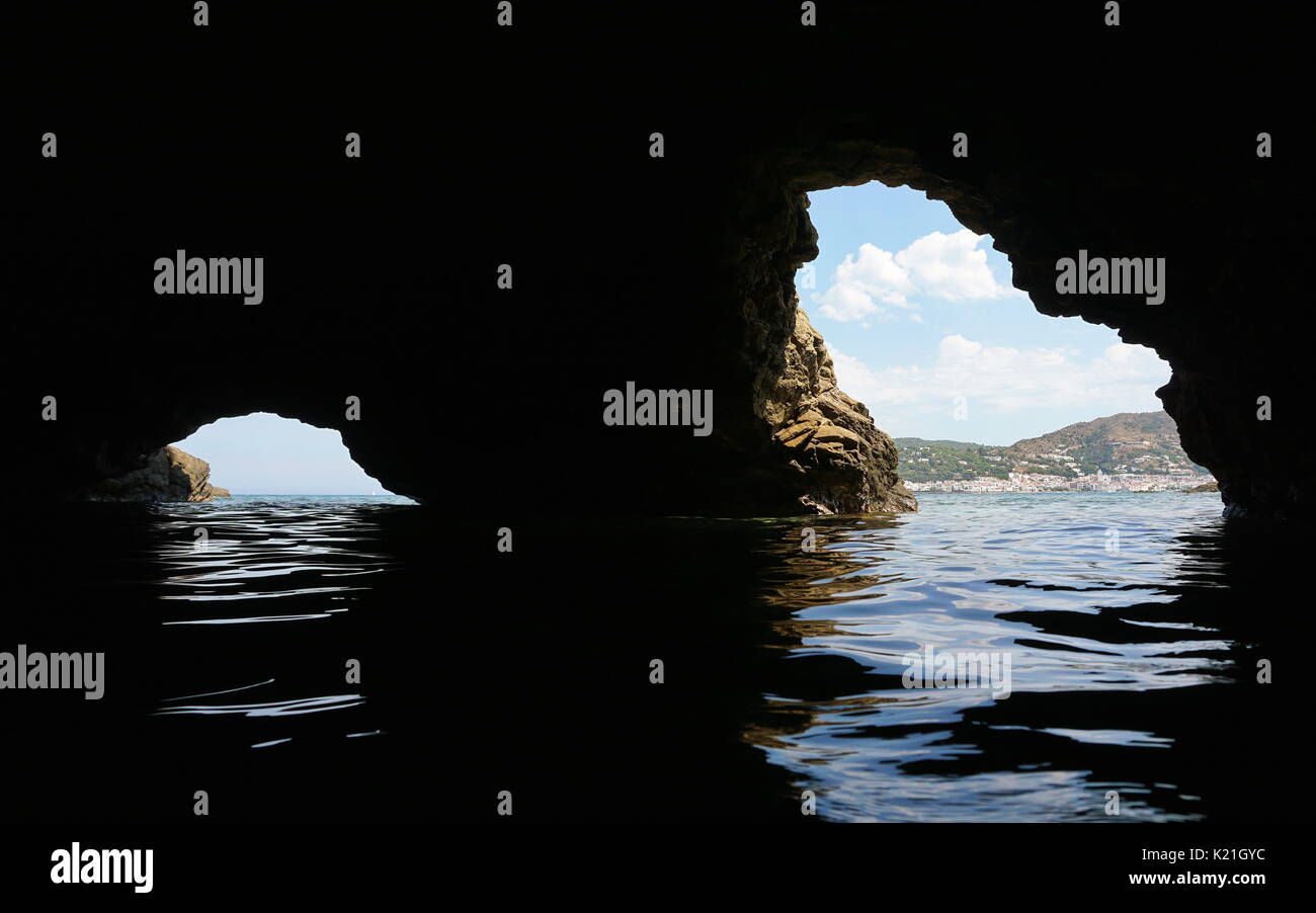 À l'intérieur d'une caverne avec deux sorties sur le bord de la mer, mer Méditerranée, Espagne, Costa Brava, El Port de la Selva, Gérone, Catalogne Banque D'Images