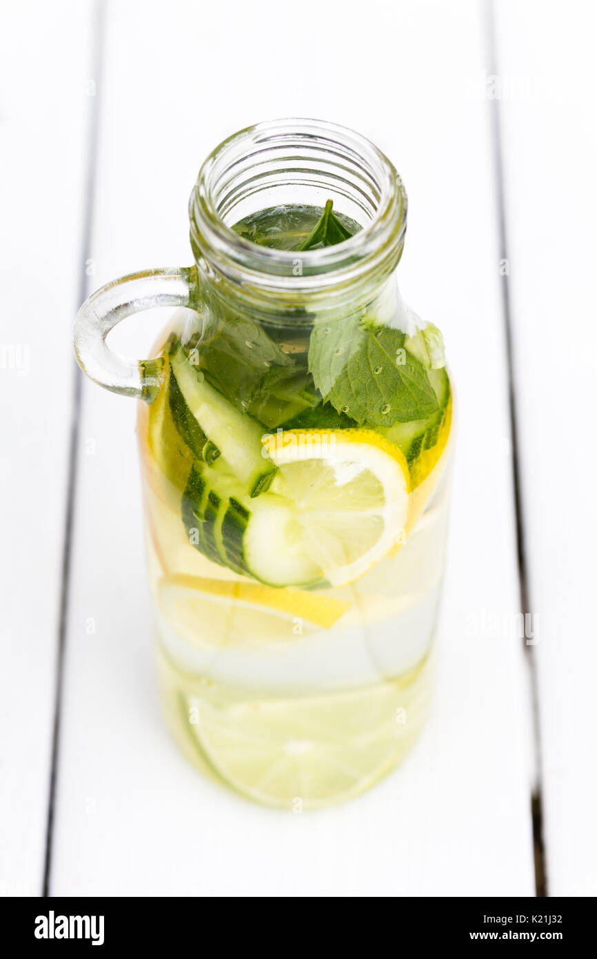 Fat Burning detox eau avec le concombre, la Menthe et citron Banque D'Images