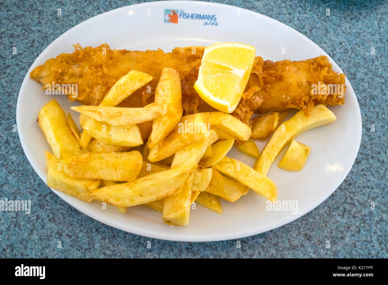 Excellente petite l'aiglefin et de plaquettes avec du citron La femme de pêcheur Cafe à Whitby Banque D'Images
