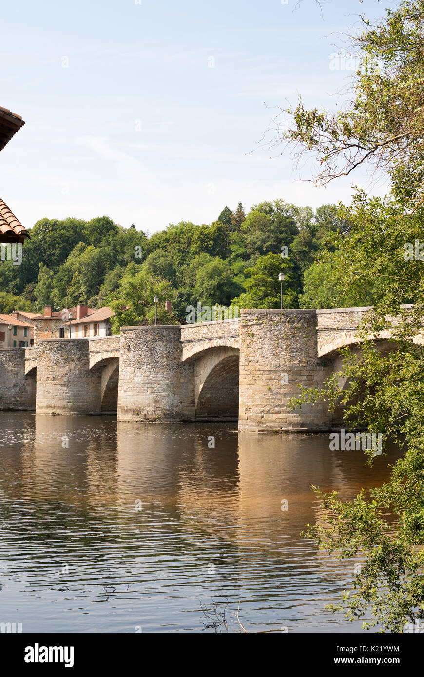 13e siècle pont de pierre sur la rivière Vienne, Saint-Junien, Nouvelle-Aquitaine, France, Europe Banque D'Images