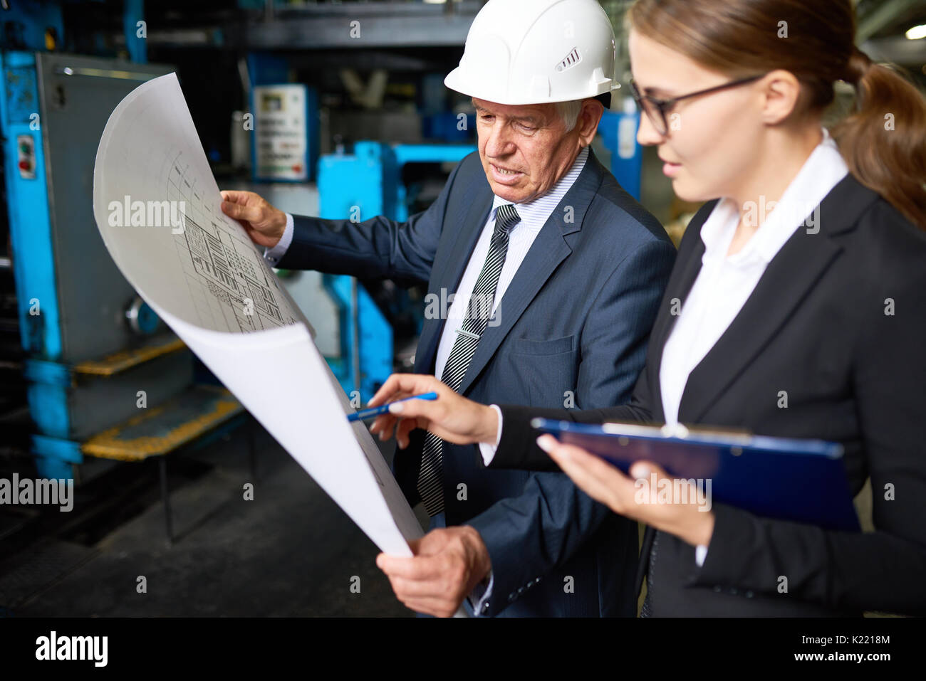 Gestionnaire principal de discuter des plans d'usine Banque D'Images