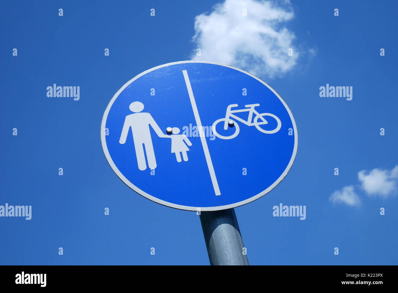 Panneau routier indiquant zone piétonne et des pistes cyclables, banlieue de Wekerle, Kispest, Budapest, Hongrie Banque D'Images