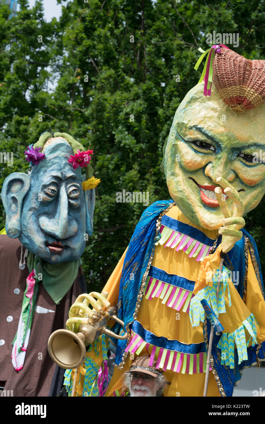 Deux de effigys chacters en papier mâché à la fremont soltice parade, Seattle, Washington, United States Banque D'Images
