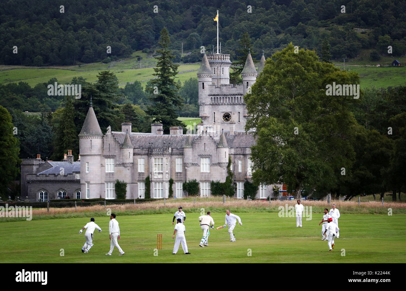 Crathie Cricket Club jouer contre Aberdeen Super Kings, sur leur terrain sur le Balmoral Estate le samedi 29 juillet 2017. Banque D'Images