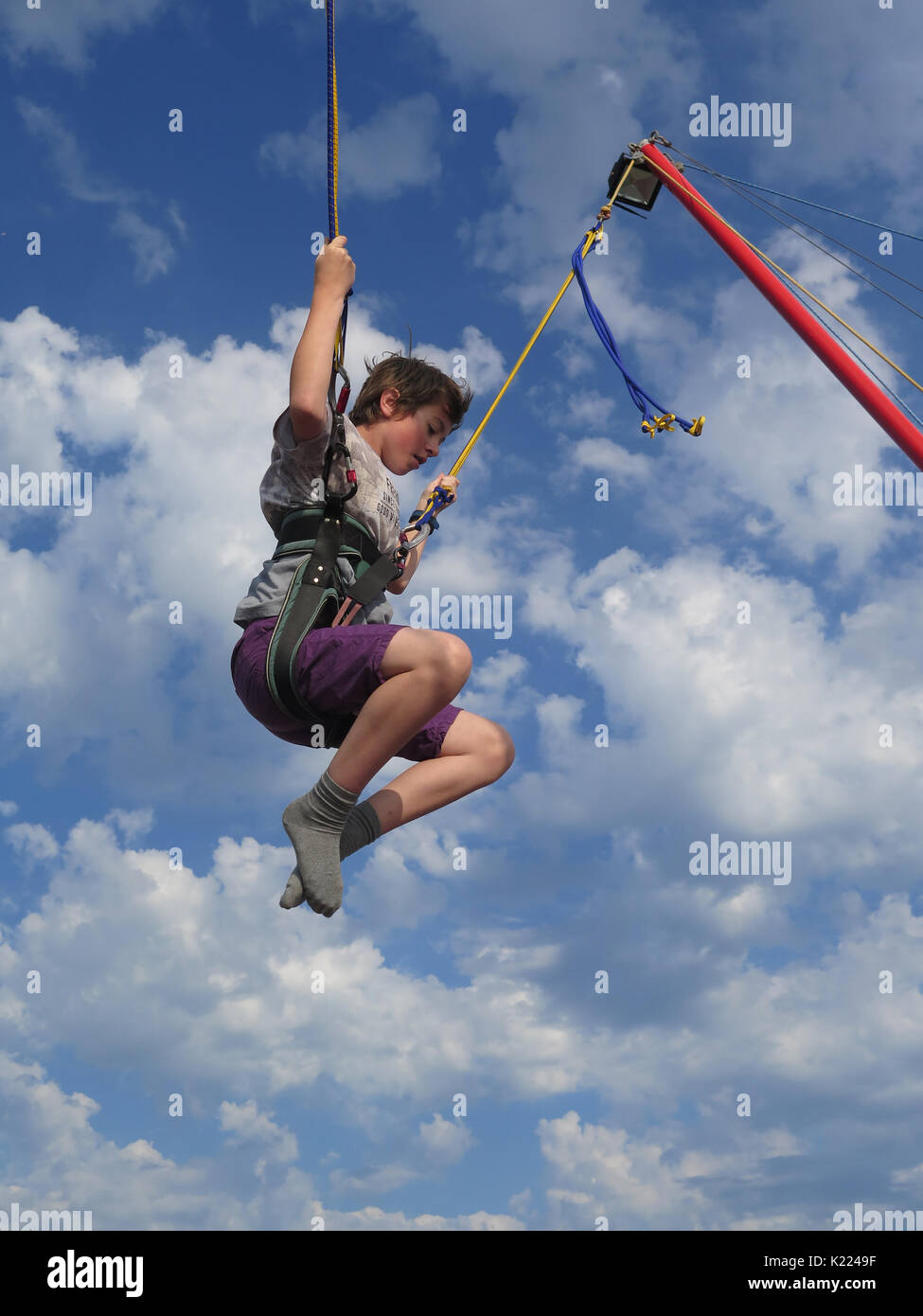 Jeune garçon rebondit sur un trampoline sur la jetée de Bournemouth Banque D'Images