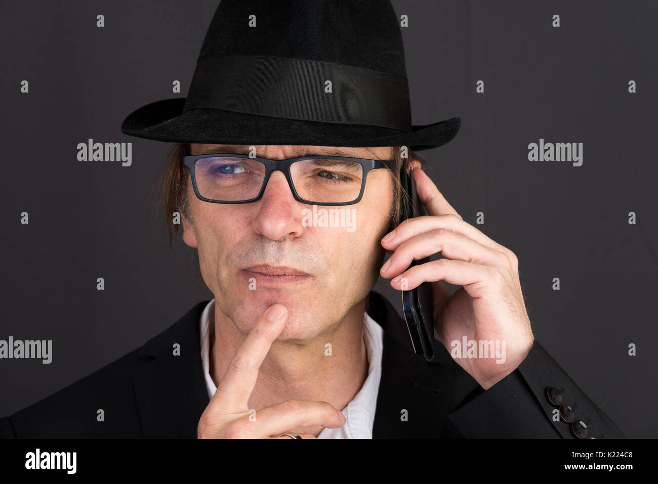 Portrait Moyen Âge européen man making a phone call Banque D'Images