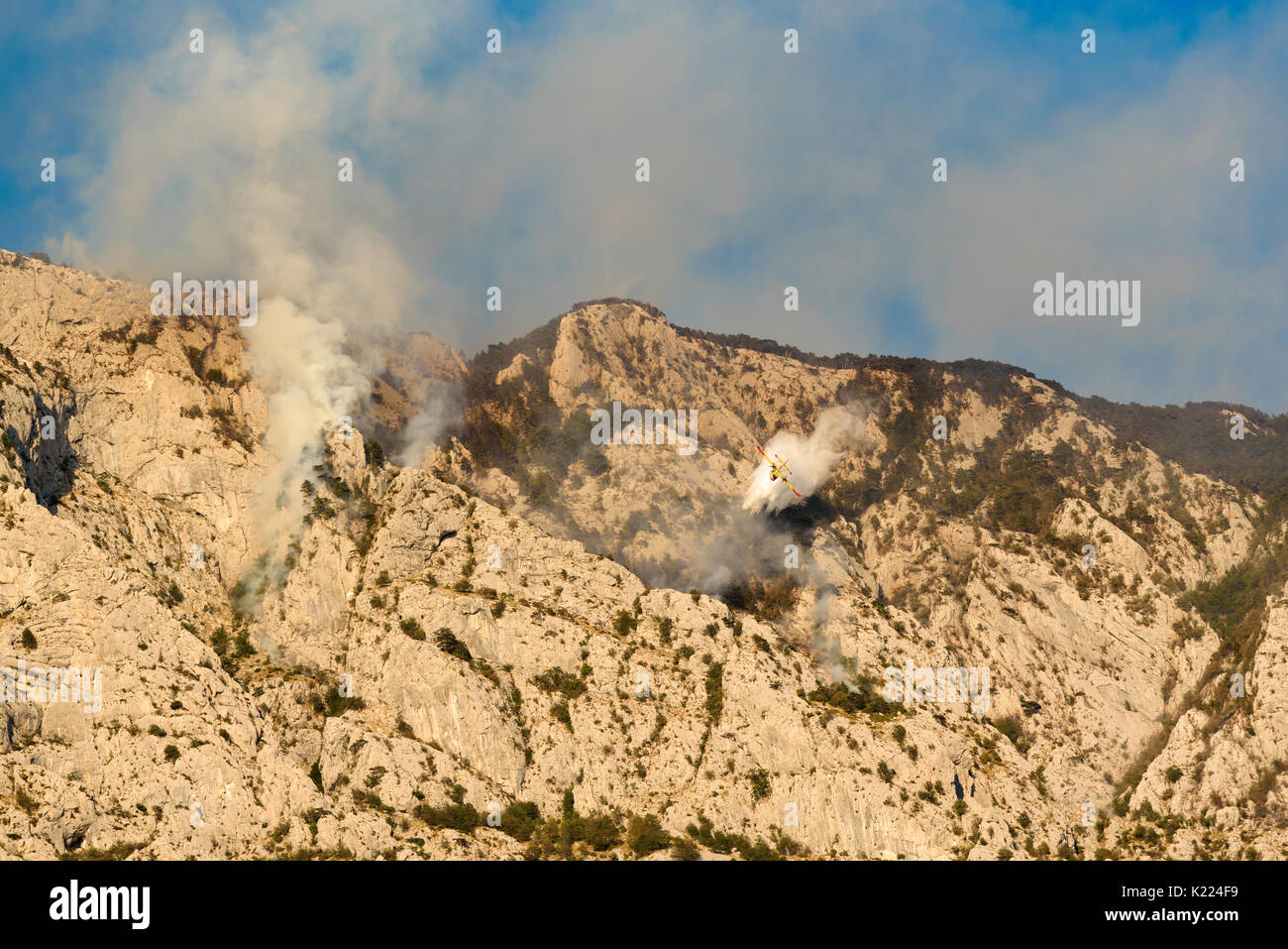 La Granadella, Biokovo, Croatie, 24. Août 2017 - Lutte contre le Biokovo par Canadair CL-415 avion amphibie Bombardier d'eau près de plus touristique desti Banque D'Images