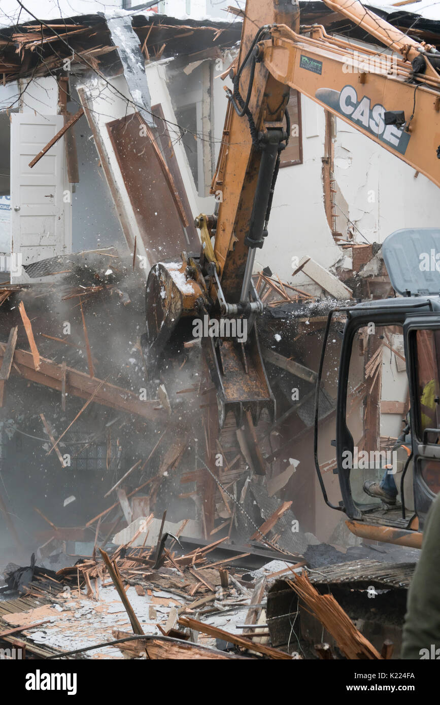 Une pelleteuse démolissant un bâtiment Banque D'Images