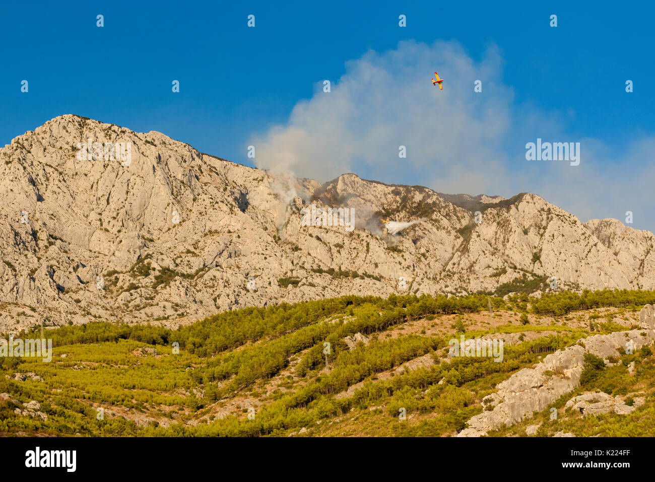La Granadella, Biokovo, Croatie, 24. Août 2017 - Lutte contre le Biokovo par deux Canadair CL-415 avion amphibie Bombardier d'eau près de l'aéroport d Banque D'Images