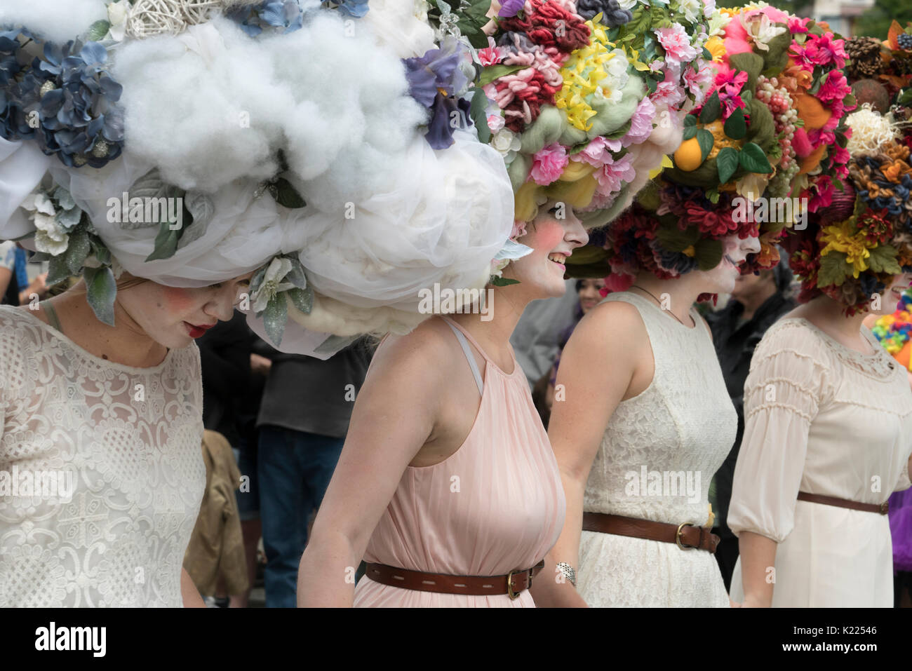 Les femmes avec coiffures fleurs dans le fremont solstice parade, Seattle, Washington, United States Banque D'Images