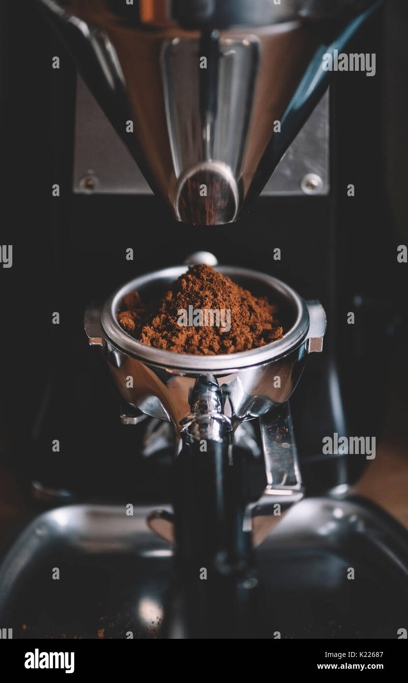 Grains de café fraîchement moulus dans le portafilter Banque D'Images