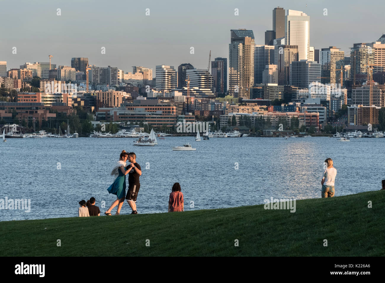 Couple dancing in Gas Works Park, Lake Union, Seattle, Washington, USA Banque D'Images