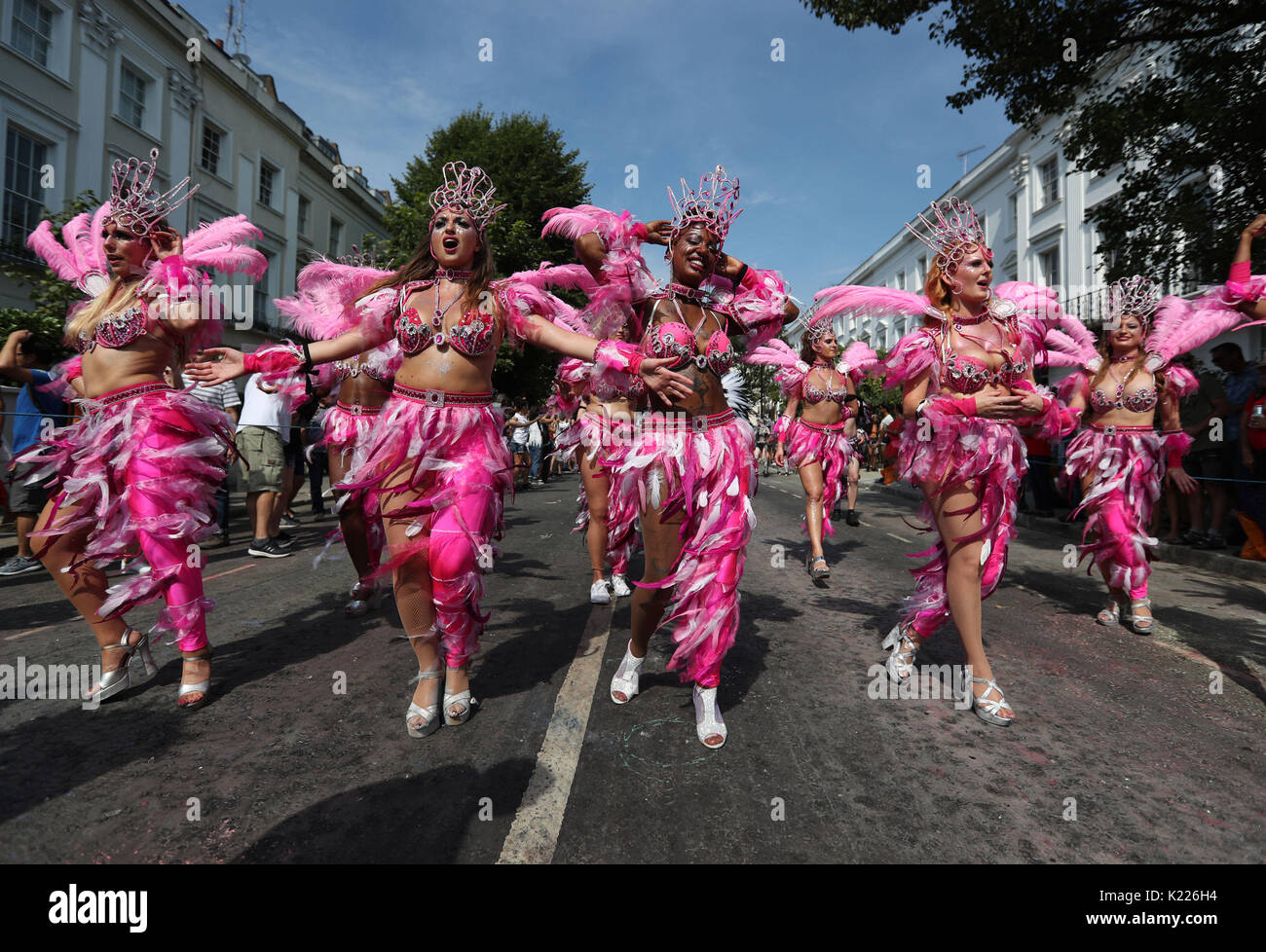 Danseurs effectuer au cours de la deuxième et dernière journée du carnaval de Notting Hill dans l'ouest de Londres. Banque D'Images
