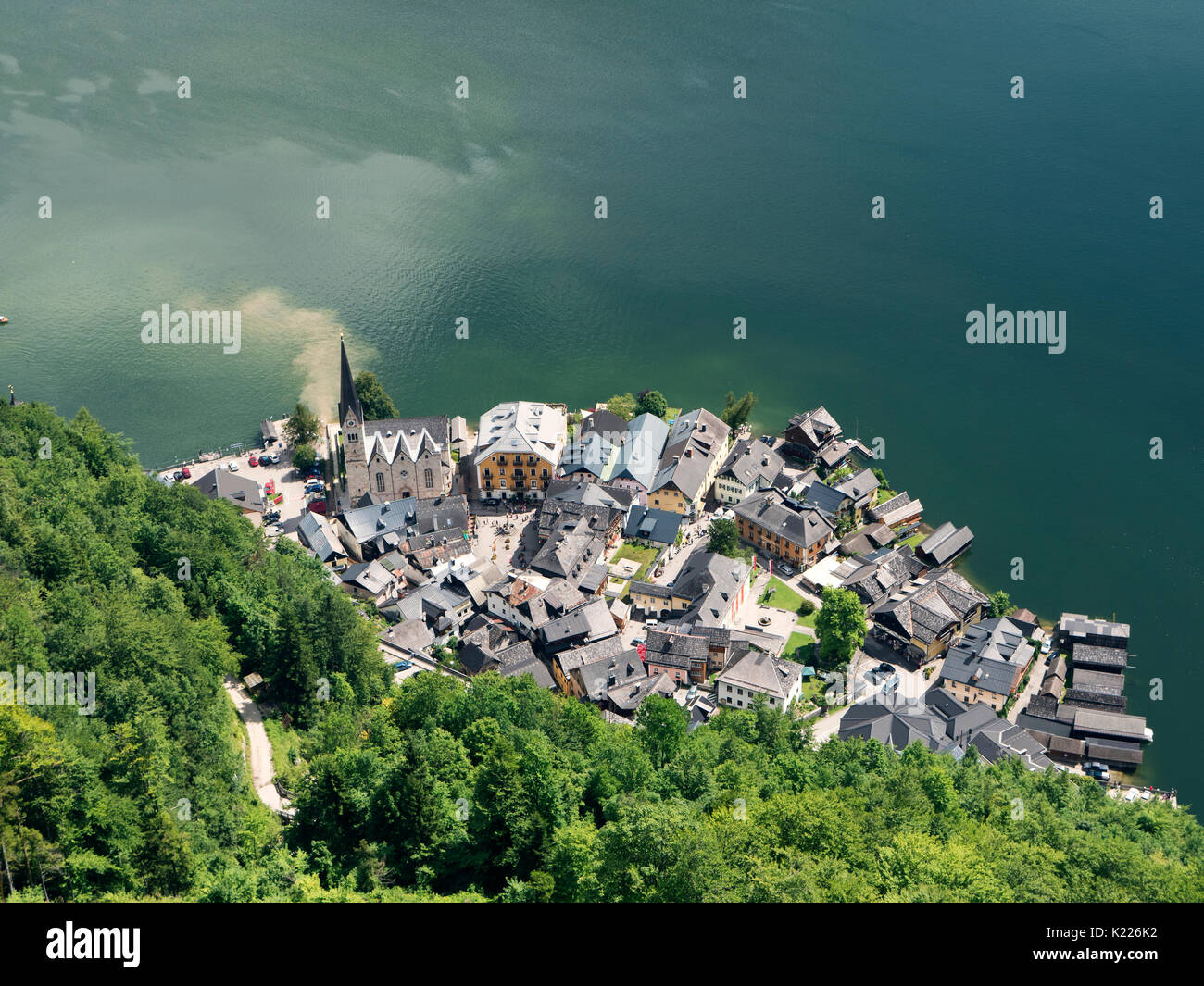 La ville de Hallstatt avec lac de montagne et mines de sel. Massif alpin, beau canyon en Autriche. La vallée alpine de Salzbourg, destination de vacances. Banque D'Images
