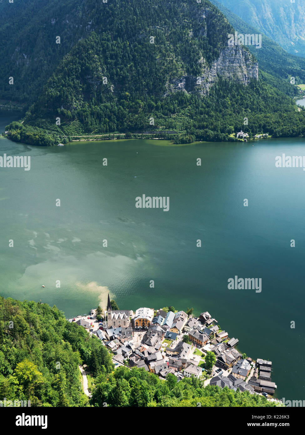 La ville de Hallstatt avec lac de montagne et mines de sel. Massif alpin, beau canyon en Autriche. La vallée alpine de Salzbourg, destination de vacances. Banque D'Images