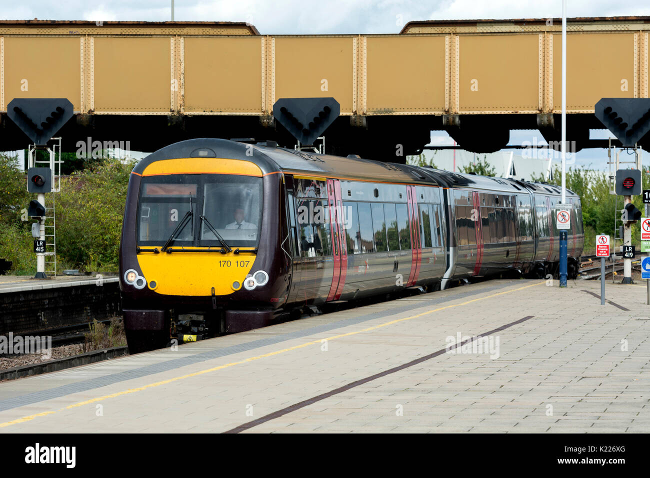 Arriva CrossCountry class 170 diesel train arrivant à la gare de Leicester, Leicestershire, UK Banque D'Images