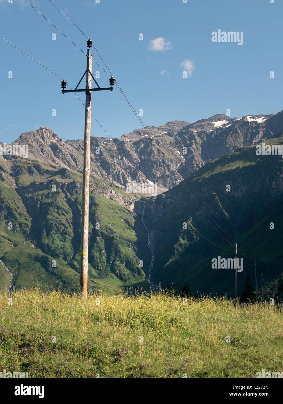 Alpine pittoresque vallée alpine rocky de Sportgastein en été avec rangée de lignes d'alimentation et de l'électricité poteau. Les pâturages de montagne pittoresque. Banque D'Images