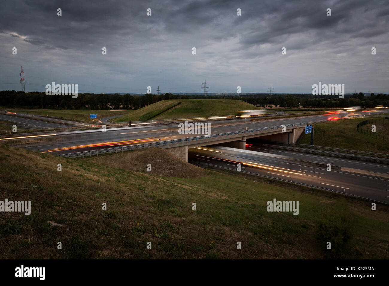Des sentiers de lumière sur l'autoroute A2 à Karmen Allemagne Banque D'Images