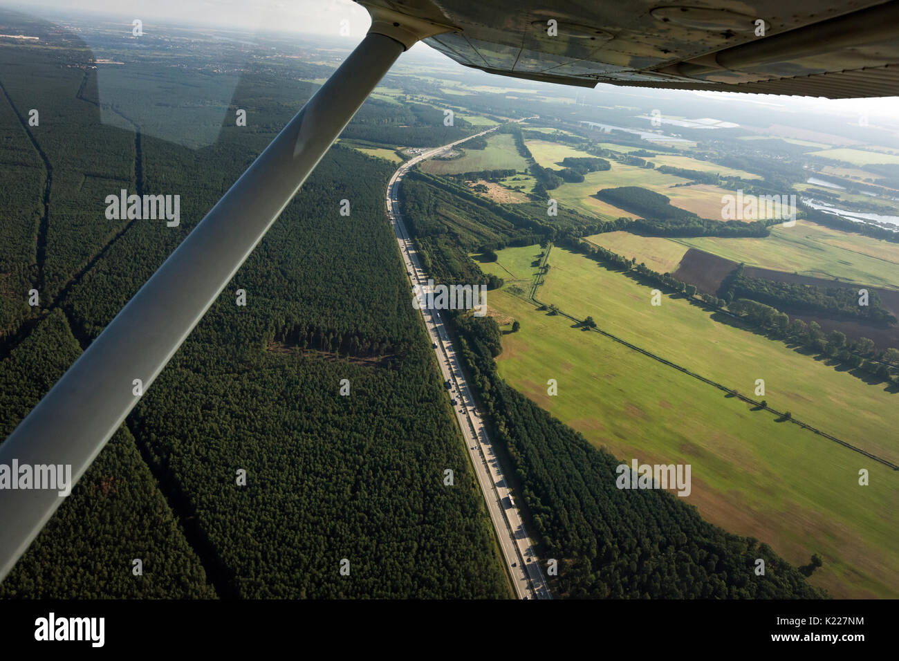 Photos prises d'air à partir d'un Cessna 172 à partir de la situation du trafic sur l'autoroute A2 près de Berlin. Banque D'Images